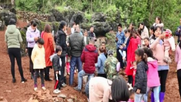 Con suối hễ nghe tiếng người liền phun nước khiến người dân thích thú-1