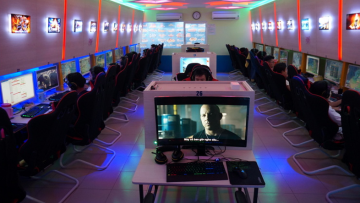 Cụ già thường xuyên ngồi quán Net. lapdatcameramaychieu.com