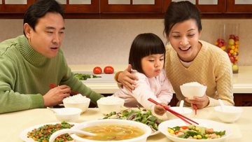 Giáo dục con trên bàn ăn. Nguồn ảnh: phunu.news