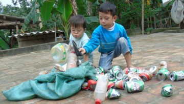 Xót xa cảnh hai đứa trẻ bị cha mẹ bỏ rơi, hàng ngày nhặt ve chai kiếm sống, gặp ai cũng gọi là mẹ