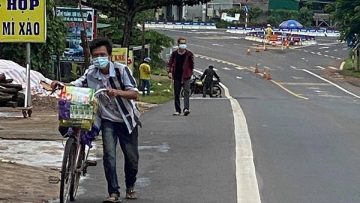 Hai anh em đi bộ từ Bình Dương về Đắk Lắk, dọc đường được tặng xe máy