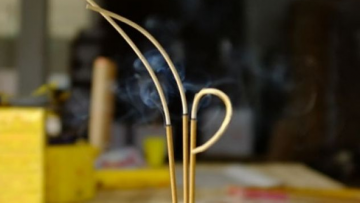 Phong tục đắp khăn lên mặt người chết. Nguồn ảnh: phunusuckhoe