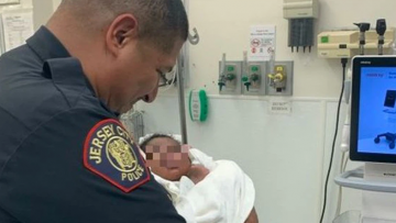 Khoảnh khắc cảnh sát đỡ được em bé 1 tháng tuổi một cách ngoạn mục