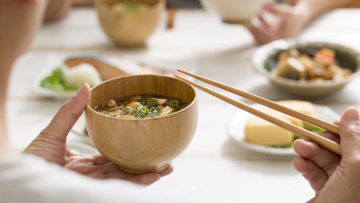 Cách cầm đũa có thể nhìn thấy sự giáo dưỡng của một người. Nguồn ảnh: Dantri