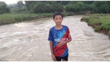 Em Lục Đình Tâm (học sinh lớp 7) ở Thanh Hóa không quản ngại nguy hiểm lao xuống dòng nước cứu người (ảnh chụp màn hình trên báo Tiền Phong).