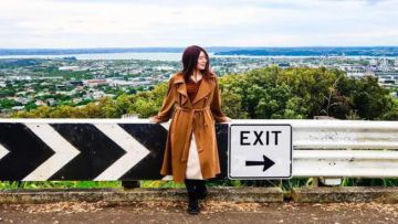 Cô gái đi du lịch khắp nơi sau khi trúng thưởng. Nguồn ảnh: kenh14.vn