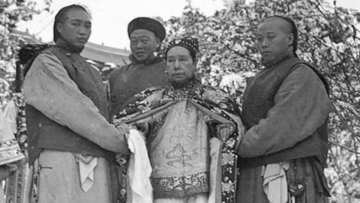 Từ Hi và vệ sĩ riêng. Nguồn ảnh: soundofhope.org