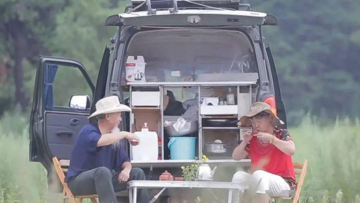 25 năm lái xe đưa vợ ung thư đi khắp thế giới: “chỉ cần bà dám ngồi, tôi sẽ dám lái”