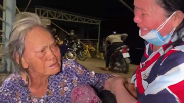 Tìm thấy mẹ già thất lạc 30 năm, người phụ nữ khóc hết nước mắt: “Sao mẹ lại bỏ con đi”