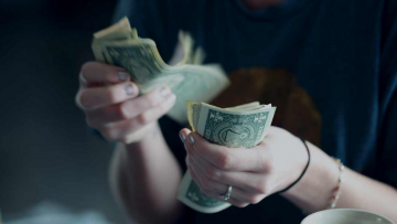 người trẻ nợ tiền