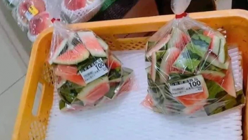 Phần cùi dưa hấu còn vỏ và dính một chút thịt đỏ được đóng gói, cân và dán mác trong siêu thị Nhật Bản. Nguồn ảnh: kenh14.vn