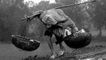 Người mẹ què hàng ngày đi xin gạo nuôi con đi học- VDH