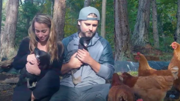 Cặp vợ chồng người Canada sống hạnh phúc trên đảo, cả năm không mất 1 xu tiền mua thức ăn