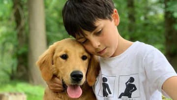Cậu bé nhất quyết mua chú chó tật nguyền và câu chuyện cảm động phía sau