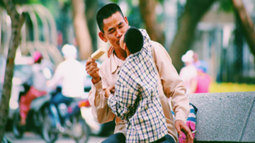 Nước mắt chảy ngược: Người cha nhẫn nhịn và cậu con trai thiếu kiên nhẫn