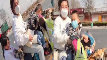 Chạy xe đạp vượt 450km chở 2 con nhỏ về mẹ đẻ vì vợ chồng cãi nhau: Chuyện người lớn, tội trẻ con