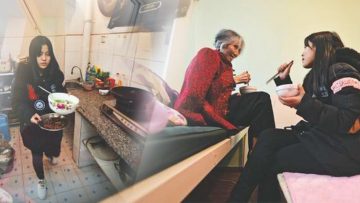 Cảm động nữ sinh viên vừa học vừa làm, đưa bà nội 93t lên phòng trọ chăm sóc