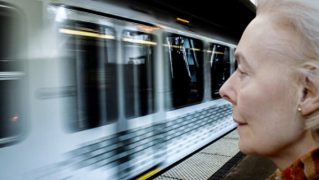 Bà lão kỳ lạ ngồi ở ga tàu nhiều năm