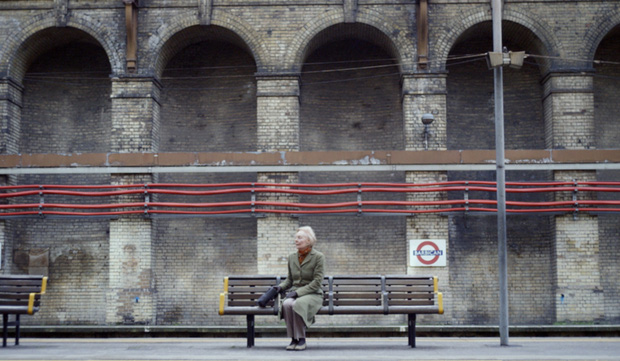 Bà lão ngồi chờ đợi ở ga tàu nhiều năm trong chỉ để nghe 1 câu nói
