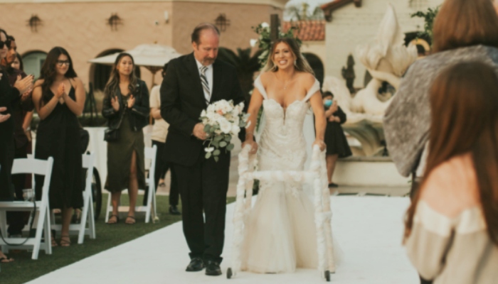 Cô dâu bị liệt chục năm bỗng “tự đi bằng đôi chân của mình” trong lễ cưới khiến Jay bất ngờ