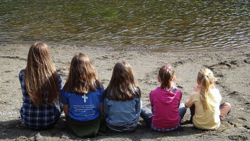 Hãy mạnh dạn bỏ sách giáo khoa xuống để nuôi dạy con dựa vào thiên nhiên và kinh nghiệm sống