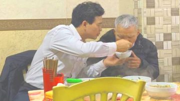 Đưa cha già đi ăn bún, người đàn ông trung niên ân cần chăm chút từng thìa: Hạnh phúc chỉ đơn giản vậy thôi!