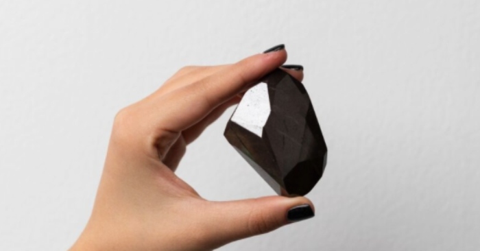 Bán đấu giá viên kim cương đen 555,55 carat cực hiếm với niên đại 2,6 tỷ năm